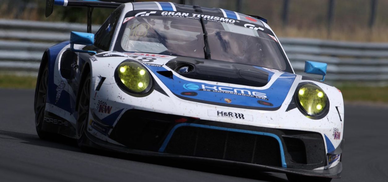 Edoardo Liberati nella gara del Nürburgring del GT World Challenge con la Porsche del team KCMG