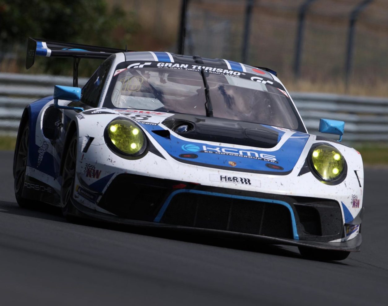 Edoardo Liberati nella gara del Nürburgring del GT World Challenge con la Porsche del team KCMG